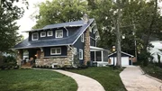 Tamara Day startet mit der Restaurierung eines alten Haus im amerikanischen Craftsman-Stil von 1909. Sie möchte der zweistöckigen Villa eine neue Raumaufteilung für moderne Käufer verpassen und einen offenen Wohn- und Essbereich gestalten. Bei der Renovierung erhält sie die Vintage-Lichtschalter des Hauses und ein Tapetenwandbild, das zum Mittelpunkt des Esszimmers werden soll. Tamara Day startet mit der Restaurierung eines alten Haus im amerikanischen Craftsman-Stil von 1909. Sie möchte der zweistöckigen Villa eine neue Raumaufteilung für moderne Käufer verpassen und einen offenen Wohn- und Essbereich gestalten. Bei der Renovierung erhält sie die Vintage-Lichtschalter des Hauses und ein Tapetenwandbild, das zum Mittelpunkt des Esszimmers werden soll.