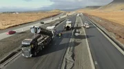 Aufgrund der schwierigen Witterungsbedingungen haben die isländischen Bauarbeiter nur etwa sechs Monate Zeit, um eine neue Fahrbahn fertigzustellen. Aufgrund der schwierigen Witterungsbedingungen haben die isländischen Bauarbeiter nur etwa sechs Monate Zeit, um eine neue Fahrbahn fertigzustellen.