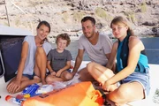 Die Familie ist vor der Insel Fogo, die zu den Kapverden gehört, auf ihrem Katamaran, mit dem sie den Atlantik überqueren wollen. Auf diese Reise haben sie sich zwei Jahre lang vorbereitet und auch Tochter Sophie weiß, mit der Segeltechnik umzugehen. Von links: Mutter Natalie, Sohn Jonas, Vater Moritz und Tochter Sophie Die Familie ist vor der Insel Fogo, die zu den Kapverden gehört, auf ihrem Katamaran, mit dem sie den Atlantik überqueren wollen. Auf diese Reise haben sie sich zwei Jahre lang vorbereitet und auch Tochter Sophie weiß, mit der Segeltechnik umzugehen. Von links: Mutter Natalie, Sohn Jonas, Vater Moritz und Tochter Sophie