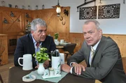 Im Gespräch mit André (Joachim Lätsch, l.) kommt Werner (Dirk Galuba, r.) auf eine Idee, wie er Friedrich schaden könnte. Im Gespräch mit André (Joachim Lätsch, l.) kommt Werner (Dirk Galuba, r.) auf eine Idee, wie er Friedrich schaden könnte.
