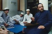 Abu Salman (Damir Avdic, re.) indoktriniert junge Islamschüler. Abu Salman (Damir Avdic, re.) indoktriniert junge Islamschüler.