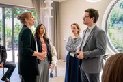 Ina Zimmermann (Melanie Marschke, l.) und Kim Nowak (Amy Mußul, 2.v.l.) suchen die Fundichristen Maria Weixelbraun (Janina Stopper, 2.v.r.) und Alwin Weixelbraun (Philipp Lind, r.) in ihrem Bibelkreis auf, um mehr Informationen zu ihrem Fall zu sammeln. Ina Zimmermann (Melanie Marschke, l.) und Kim Nowak (Amy Mußul, 2.v.l.) suchen die Fundichristen Maria Weixelbraun (Janina Stopper, 2.v.r.) und Alwin Weixelbraun (Philipp Lind, r.) in ihrem Bibelkreis auf, um mehr Informationen zu ihrem Fall zu sammeln.