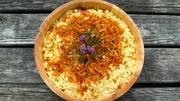 Das Besondere an den Montafoner Käseknöpfli (Käsespätzle) ist der junge und alte Sura Kees. Serviert werden sie mit gerösteten Zwiebelringen, die vor dem Rösten in rotem Paprikapulver gewendet werden. Das Besondere an den Montafoner Käseknöpfli (Käsespätzle) ist der junge und alte Sura Kees. Serviert werden sie mit gerösteten Zwiebelringen, die vor dem Rösten in rotem Paprikapulver gewendet werden.