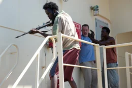 (v.l.n.r.) Elmi (Mahat M. Ali); Captain Richard Phillips (Tom Hanks); Najee (Ahmed Faysal)