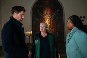 Die Friedhofsgärtnerin Gabriele Lenz (Katrin Pollit, M.) gerät in den Fokus der Ermittler Jo Stoll (Peter Ketnath, l.) und Toni Kidane (Iman Tekle, r.). Der Pflock, der als Tatwaffe benutzt wurde, stammt aus ihrem Bestand. Die Friedhofsgärtnerin Gabriele Lenz (Katrin Pollit, M.) gerät in den Fokus der Ermittler Jo Stoll (Peter Ketnath, l.) und Toni Kidane (Iman Tekle, r.). Der Pflock, der als Tatwaffe benutzt wurde, stammt aus ihrem Bestand.