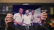 Leopold Wagner Junior hält ein Foto von seinem Vater und sich selbst in den Händen. Leopold Wagner Junior hält ein Foto von seinem Vater und sich selbst in den Händen.