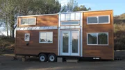 Modernes industrielles Tiny House mit 280 square feet, zwei Lofts und modernen Ausstattungsmerkmalen in San Diego, Kalifornien. Zu sehen bei HGTV's Tiny House Hunters. Modernes industrielles Tiny House mit 280 square feet, zwei Lofts und modernen Ausstattungsmerkmalen in San Diego, Kalifornien. Zu sehen bei HGTV's Tiny House Hunters.