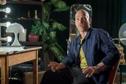Raoul Lamprecht (Manuel Harder) ist ein berühmt-berüchtigter Theaterregisseur, der nach den Proben für sein neuestes Stück erschossen wird. Raoul Lamprecht (Manuel Harder) ist ein berühmt-berüchtigter Theaterregisseur, der nach den Proben für sein neuestes Stück erschossen wird.