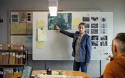 Iris Broman (Sofia Helin), die Leiterin der Cold-Case-Abteilung der Kriminalpolizei von Malm&ouml;, spricht mit ihrem Team &uuml;ber die ersten Erkenntnisse nach dem Leichenfund.