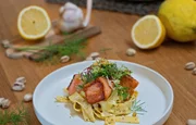 Es wird köstlich – In der heutigen Folge der Meisterküche mit Moderatorin Yvonne Willicks (li.) und Koch Jaspar Walk (re.) dreht sich alles um Fisch. Aromatische Zitronenpasta mit kross gebratenem Lachs. Es wird köstlich – In der heutigen Folge der Meisterküche mit Moderatorin Yvonne Willicks (li.) und Koch Jaspar Walk (re.) dreht sich alles um Fisch. Aromatische Zitronenpasta mit kross gebratenem Lachs.
