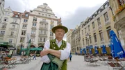Am M&uuml;nchner Platzl wirft sich Alfred Dorfer stilecht in Tracht.