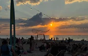 Sonnenuntergang an der Wal-Bar. Hier geht niemand fr&uuml;h schlafen.
