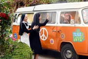 Schwester Hanna kommt mit guten Nachrichten zurück (v.li.: Emanuela von Frankenberg, Janina Hartwig). Schwester Hanna kommt mit guten Nachrichten zurück (v.li.: Emanuela von Frankenberg, Janina Hartwig).
