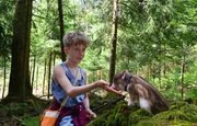 Oskar (Ari Kiefer) f&uuml;ttert seinen neuen besten Freund &ndash; Minischwein Wusel.