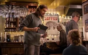 In einer Bar lernt Iris (Sofia Helin, r.) zuf&auml;llig Niklas (P&aring;l Sverre Hagen, l.) kennen. Er fragt sie, ob er die Steckdose an ihrem Tisch f&uuml;r seinen Laptop nutzen kann.