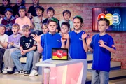 Das blaue Team aus Hilgermissen/Niedersachsen begrüßt das Publikum. Das blaue Team aus Hilgermissen/Niedersachsen begrüßt das Publikum.