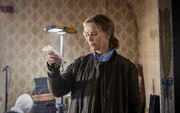 Iris (Sofia Helin) nimmt die Gewehrkugel in Augenschein, die in einem alten Haus bei Gut Jacobsholm gefunden wurde.