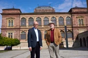 Thomas Schwartz (l.) und Harald Lesch (r.): Die Freunde treffen sich in Weimar, einem denkwürdigen Ort, um über das Böse zu sprechen. Weimar steht für die Ideale des Humanismus, aber auch Buchenwald vor den Toren der Stadt: Gut und Böse lagen in der Geschichte der Stadt nah beieinander. Thomas Schwartz (l.) und Harald Lesch (r.): Die Freunde treffen sich in Weimar, einem denkwürdigen Ort, um über das Böse zu sprechen. Weimar steht für die Ideale des Humanismus, aber auch Buchenwald vor den Toren der Stadt: Gut und Böse lagen in der Geschichte der Stadt nah beieinander.