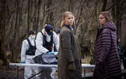 Iris (Sofia Helin, 2.v.r.) und Kerstin (Kajsa Ernst, r.) begleiten Pia (Charlotta Bj&ouml;rck, 2.v.l.) mit der Spurensicherung (Komparsen) beim Einsatz an einem See.