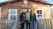 Realtor Jill zeigt den Hausk&auml;ufern Elaine und Kenny, was dieses Tiny House zu bieten hat. Standort: Ravenswood, Missouri. Zu sehen bei Tiny House Hunters.