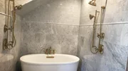 Tamara renoviert das Obergeschosses des Hauses im amerikanischen Craftsman-Stil. Im Master Bedroom macht sie den Kamin zum Mittelpunkt und verwandelt einen weiteren Raum in ein Badezimmer. Sie rettet und renoviert französische Türen, Vintage-Waschbecken und eine Badewanne. Außerdem fügt sie moderne Elemente wie eine Sauna und eine Regendusche hinzu - sowie zwei begehbare Kleiderschränke. Tamara renoviert das Obergeschosses des Hauses im amerikanischen Craftsman-Stil. Im Master Bedroom macht sie den Kamin zum Mittelpunkt und verwandelt einen weiteren Raum in ein Badezimmer. Sie rettet und renoviert französische Türen, Vintage-Waschbecken und eine Badewanne. Außerdem fügt sie moderne Elemente wie eine Sauna und eine Regendusche hinzu - sowie zwei begehbare Kleiderschränke.