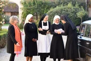 Die Nonnen bestaunen die Madonna (v. li.: Emanuela von Frankenberg, Karin Gregorek, Nina Hoger, Janina Hartwig, Andrea Sihler, Denise M’Baye, Romina Küper). Die Nonnen bestaunen die Madonna (v. li.: Emanuela von Frankenberg, Karin Gregorek, Nina Hoger, Janina Hartwig, Andrea Sihler, Denise M’Baye, Romina Küper).