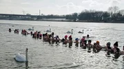 Eisbaden in der Donau unter der Leitung von Stefan K&uuml;bler (re. mit oranger M&uuml;tze).