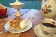 Rhabarbercrumble mit Schlagsahne
