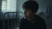 Ein Junge aus dem Jugendensemble des Jungen Deutschen Theaters Berlin in der Rolle eines Verschickungskindes. Ein Junge aus dem Jugendensemble des Jungen Deutschen Theaters Berlin in der Rolle eines Verschickungskindes.