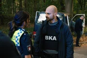 Isa (Lilli Hollunder, l.) &auml;rgert sich, dass der BKA-Beamte Janko Kovac (Boži Kocevski, r.) ihr und ihren Kollegen ohne Begr&uuml;ndung die Ermittlungen zu einem scheinbar ganz normalen Autounfall entzieht.