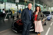 Moritz Eisner (Harald Krassnitzer) und Bibi Fellner (Adele Neuhauser) vor Bibis Firebird.