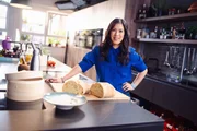 Wie gelingt das perfekte Sauerteigbrot? Warum bleibt ein cremiger Schaum stabil? Wie wird ein Windbeutel innen hohl? Und was macht die Aromatik beim Garen mit Dampf aus? Daf&uuml;r taucht Mai Thi Nguyen-Kim ein in die Chemie hinter dem perfekten Geschmackserlebnis, die das Element &bdquo;Luft&ldquo; erm&ouml;glicht.