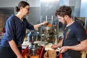 Katja und Danilo in der Ölmühle: Um einen 10-Liter-Kanister Leinöl zu pressen, braucht es vier Stunden Arbeitszeit. Katja und Danilo in der Ölmühle: Um einen 10-Liter-Kanister Leinöl zu pressen, braucht es vier Stunden Arbeitszeit.