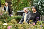 Frau Dornfelder (Katharina Blaschke, li.) und Bürgermeister Wöller (Fritz Wepper, mi.) bitten Schwester Hanna (Janina Hartwig, re.) Erika zu helfen den Gasthof zum Ochsen zu retten Frau Dornfelder (Katharina Blaschke, li.) und Bürgermeister Wöller (Fritz Wepper, mi.) bitten Schwester Hanna (Janina Hartwig, re.) Erika zu helfen den Gasthof zum Ochsen zu retten