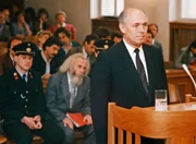 Franz Rieser (vorne, m.) und der damalige Kärntner Landeshauptmann Leopold Wagner im Gerichtssaal bei der Verhandlung. Franz Rieser (vorne, m.) und der damalige Kärntner Landeshauptmann Leopold Wagner im Gerichtssaal bei der Verhandlung.
