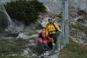 Bei der Untersuchung des besch&auml;digten Steinschlagschutzzauns machen Markus (Sebastian Str&ouml;bel, r.) und Tobi (Markus Brandl, l.) eine folgenschwere Entdeckung.