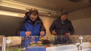 Frank Rosin (r.) l&auml;sst seinen neuesten Sch&uuml;tzling mit einer gewieften Aktion unter die Leute: Ein Foodtruck soll die Menschen auf den Wirt und seine Gerichte aufmerksam machen ...