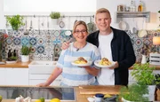 Spitzenkoch Jaspar Walk (ehemals Wcislo) zeigt, wie aromatische Zitronenpasta mit kross gebratenem Lachs perfekt und schnell gelingt. Spitzenkoch Jaspar Walk (ehemals Wcislo) zeigt, wie aromatische Zitronenpasta mit kross gebratenem Lachs perfekt und schnell gelingt.