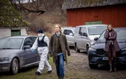 Iris (Sofia Helin, 2.v.l.) und Kerstin (Kajsa Ernst, r.) lassen das alte Haus, an dem Jonathans Leiche zuerst gefunden wurde, unter die Lupe nehmen.