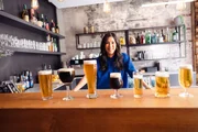 Es gibt unfassbar viele verschiedene Biersorten in Europa. Und unfassbar viele verschiedene Biergl&auml;ser. Das ist nicht nur Design, sondern auch Funktion. Die Glasform &ndash; vor allem die &Ouml;ffnung &ndash; bestimmt, ob die Aromen und Duftmolek&uuml;le, die uns vom Bier in die Nase steigen, konzentrierter oder verteilter sind. Dass das Glas den Geschmack beeinflusst, ist erwiesen. Ob ein Teil oder sogar alles davon rein psychologisch ist, wissen wir nicht. Aber es ist auch egal. Denn beim Geschmack kommt es ja zum Gl&uuml;ck nur auf die subjektive Wahrnehmung an.