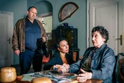 (v.li.): Wolf Bachofner (Harald Franitschel), Ursula Strauss (Angelika Schnell), Hertha Schell (Gabriele Schneider-Dong). (v.li.): Wolf Bachofner (Harald Franitschel), Ursula Strauss (Angelika Schnell), Hertha Schell (Gabriele Schneider-Dong).