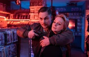 Betrüger Alex Zivcovic (Ferdinand Lehmann, l.) hat Sabine Hilgersen (Jessica Kosmalla, r.) in seiner Gewalt. Betrüger Alex Zivcovic (Ferdinand Lehmann, l.) hat Sabine Hilgersen (Jessica Kosmalla, r.) in seiner Gewalt.