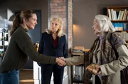 Marion von Brede (Anne Marie Fliegel, r.) heißt die Anwältin Nora Siewert (Nikola Kastner, l.) in der Kanzlei willkommen. Tochter Isa von Brede (Isa von Brede, M.) ist ein wenig schockiert über die Essgewohnheiten des neuen Teammitglieds. Marion von Brede (Anne Marie Fliegel, r.) heißt die Anwältin Nora Siewert (Nikola Kastner, l.) in der Kanzlei willkommen. Tochter Isa von Brede (Isa von Brede, M.) ist ein wenig schockiert über die Essgewohnheiten des neuen Teammitglieds.