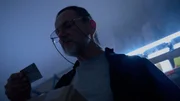 Gerold Brüning verkörpert den untergetauchten Joe Goldberg, der in einem Paketshop arbeitet. Gerold Brüning verkörpert den untergetauchten Joe Goldberg, der in einem Paketshop arbeitet.