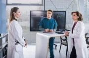Dr. Julia Berger (Mirka Pigulla, l.) teilt Prof. Dr. Karin Patzel (Marijam Agischewa, r.) im Beisein von Dr. Mikko Rantala (Luan Gummich, M.) eine sehr persönliche, berufliche Entscheidung mit. Dr. Julia Berger (Mirka Pigulla, l.) teilt Prof. Dr. Karin Patzel (Marijam Agischewa, r.) im Beisein von Dr. Mikko Rantala (Luan Gummich, M.) eine sehr persönliche, berufliche Entscheidung mit.