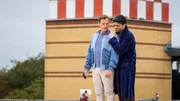 Als Dr. Schmidtke (Maximilian Grill, r.) nach einem harmlosen Sturz von der Leiter plötzlich völlig verändert wirkt, macht sich Dr. Nice (Patrick Kalupa, l.) große Sorgen. Als Dr. Schmidtke (Maximilian Grill, r.) nach einem harmlosen Sturz von der Leiter plötzlich völlig verändert wirkt, macht sich Dr. Nice (Patrick Kalupa, l.) große Sorgen.