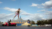 Adeline fliegt über den Zirkusplatz. Adeline fliegt über den Zirkusplatz.