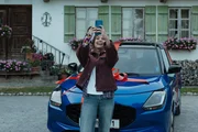 Mia (Lisa Junick) kann ihr Gl&uuml;ck nicht fassen: Endlich ein eigenes Auto.