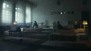 Szene aus dem Film „Schwarze Häuser“: Zwei Mitglieder des Jugendensembles des Jungen Deutschen Theaters Berlin stellen die Situation in einem Schlafsaal eines Verschickungsheims nach. Szene aus dem Film „Schwarze Häuser“: Zwei Mitglieder des Jugendensembles des Jungen Deutschen Theaters Berlin stellen die Situation in einem Schlafsaal eines Verschickungsheims nach.
