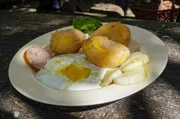 Kartoffeln und Quark mit Leinöl: Quark hat einen hohen Proteinanteil, der lange sättigt, und fördert die Verwertung der Omega-3-Fettsäuren. Kartoffeln und Quark mit Leinöl: Quark hat einen hohen Proteinanteil, der lange sättigt, und fördert die Verwertung der Omega-3-Fettsäuren.
